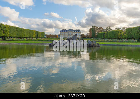 Champs-sur-Marne, Frankreich - Oktober 6, 2019: Teich und Statuen mit dem Schloss am Ende der Perspektive, in einem französischen Garten am Ende genommen Stockfoto