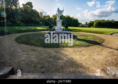 Champs-sur-Marne, Frankreich - Oktober 6, 2019: Blick auf einem Apollo Statue stellt in einem klassischen, französischen Garten, am Ende einer fallen nach Stockfoto