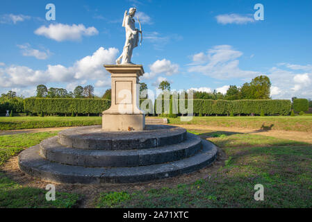 Champs-sur-Marne, Frankreich - Oktober 6, 2019: Asymmetrische Seitenansicht auf einem Apollo Statue stellt in einem klassischen, französischen Garten, am Ende der a Stockfoto