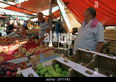 Anbieter zu produzieren stand auf dem freien Markt von der Mercato di Ballaro. Palermo, Sizilien, Italien. Stockfoto