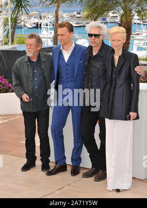 CANNES, Frankreich. Mai 25, 2013: John Hurt. Tom Hiddleston, Jim Jarmusch und Tilda Swinton an fotoshooting an der 66th Festival de Cannes für ihren Film "Nur für Liebhaber Lebendig" Links. © 2013 Paul Smith/Featureflash Stockfoto