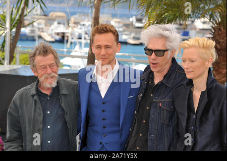 CANNES, Frankreich. Mai 25, 2013: John Hurt. Tom Hiddleston, Jim Jarmusch und Tilda Swinton an fotoshooting an der 66th Festival de Cannes für ihren Film "Nur für Liebhaber Lebendig" Links. © 2013 Paul Smith/Featureflash Stockfoto