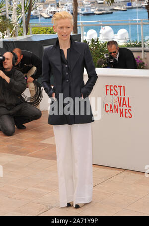 CANNES, Frankreich. Mai 25, 2013: Tilda Swinton an fotoshooting an der 66th Festival de Cannes für ihren Film 'Nur für Liebhaber Lebendig" Links. © 2013 Paul Smith/Featureflash Stockfoto