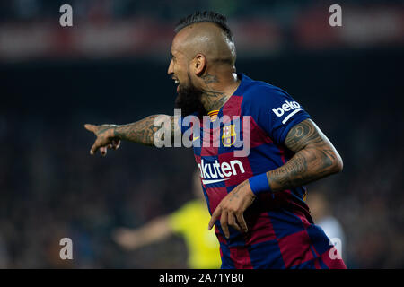 BARCELONA, SPANIEN - 29. Oktober: Arturo Vidal des FC Barcelona feiert das zweite Ziel während der Liga Match zwischen dem FC Barcelona und Real Valladolid im Camp Nou am 29. Oktober 2019 in Barcelona, Spanien. Stockfoto