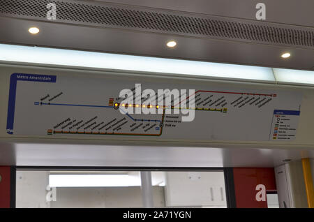 Amsterdam, Holland, August 2019. In der U-Bahn die Karte mit der leuchtenden LEDs der Stadt U-Bahn Netz. Die Station, die erreicht ist, leuchtet Stockfoto