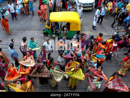 Hinduistische Gläubige sammeln die günstigen Angebote von Madanmohan (Lord Krishna) Tempel während des Festivals. Annakut oder Govardhan Puja ist eine hinduistische Fest, in denen die Anhänger vorbereiten und bieten eine große Auswahl an vegetarischen Speisen zu Lord Krishna als Zeichen der Dankbarkeit für das Speichern der Überschwemmungen wie in der hinduistischen Mythologie. Stockfoto