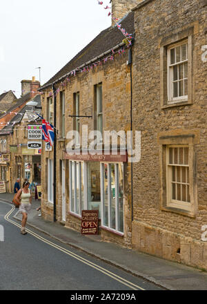 Lokale Geschäfte auf der Straße in Stow-on-the-Wold, England Stockfoto