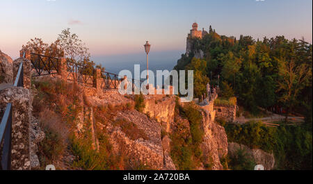 Panorama De La Fratta oder Cesta, zweiter Turm auf dem Berg Titano, in der Stadt von San Marino Republik San Marino während gold Stunde bei Sonnenuntergang Stockfoto