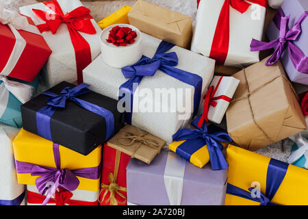 Festliche Hintergrund viele bunte Geburtstag Geschenke Stockfoto
