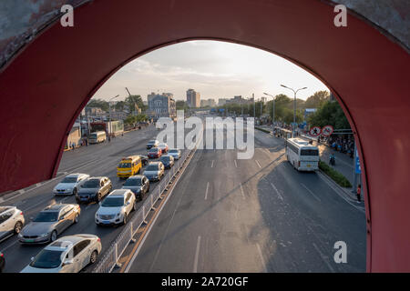 Das Fahren in den Straßen von Peking Stockfoto