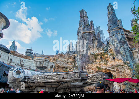Low profile Shot der Millenium Falcon unter den Bergen von Batuu Stockfoto