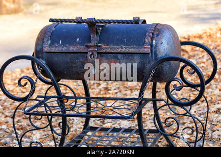 Metallgitter mit verdrillten Schmiedeeisen curly verarbeitet. Stockfoto