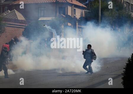 La Paz, Bolivien. 29 Okt, 2019. Ein Demonstrator wirft Steine gegen die Sicherheitskräfte in einem Protest in Unterstützung der oppositionellen Präsidentschaftskandidaten Mesa. Nach der Bekanntgabe der Ergebnisse der Präsidentschaftswahlen, Präsident Morales, der seit 2006 im Amt gewesen war, wurde mit dem Vorwurf der Manipulation der Wahl konfrontiert. Befürworter und Gegner von Morales blockierte Straßen. Dies führte zu einigen Unruhen. Credit: Gaston Brito/dpa/Alamy leben Nachrichten Stockfoto