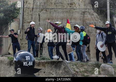 La Paz, Bolivien. 29 Okt, 2019. Eine Gruppe von teilweise vermummten Demonstranten Unterstützung der Opposition Präsidentschaftskandidat Mesa März in einem Protest einer Stichwahl zu verlangen. Nach der Bekanntgabe der Ergebnisse der Präsidentschaftswahlen, Präsident Morales, der seit 2006 im Amt gewesen war, wurde mit dem Vorwurf der Manipulation der Wahl konfrontiert. Befürworter und Gegner von Morales blockierte Straßen. Dies führte zu einigen Unruhen. Credit: Gaston Brito/dpa/Alamy leben Nachrichten Stockfoto