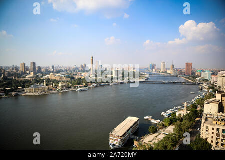 Kairo, Ägypten. 29 Okt, 2019. Eine allgemeine Ansicht der Kairo Tower und die Kairo Opera House mit Blick auf Qasr el Nil Brücke (vorne) an den Ufern des Nil. Credit: gehad Hamdy/dpa/Alamy leben Nachrichten Stockfoto