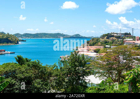 Blick auf die Karibik - Grenada Insel - Saint George's Inner Harbor und Devils Bay Stockfoto