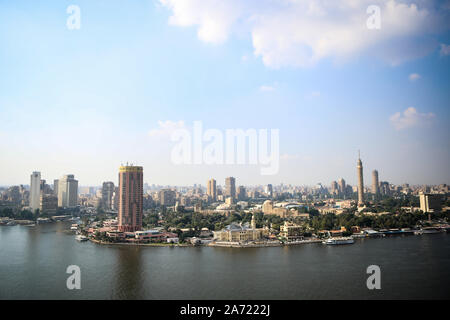 Kairo, Ägypten. 29 Okt, 2019. Einen allgemeinen Überblick über Kairo Tower (R) und die Kairo Opera House (C) auf der Insel Gezira, durch den Nil umgeben. Credit: gehad Hamdy/dpa/Alamy leben Nachrichten Stockfoto