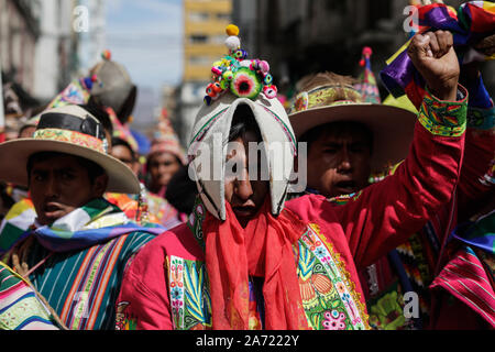 La Paz, Bolivien. 29 Okt, 2019. Inder, die Präsident Morales unterstützen, sind die Teilnahme an einer Kundgebung fordern, dass die Ergebnisse der letzten Präsidentschaftswahl anerkannt werden. Nach der Bekanntgabe der Wahlergebnisse, Präsident Morales, der seit 2006 im Amt gewesen war, wurde mit dem Vorwurf der Wahlmanipulation konfrontiert. Befürworter und Gegner von Morales blockierte Straßen. Dies führte zu einigen Unruhen. Credit: Gaston Brito/dpa/Alamy leben Nachrichten Stockfoto