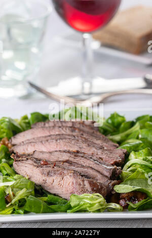 Gegrilltes Steak auf Feldsalat Stockfoto