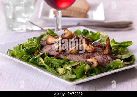 Gegrilltes Steak auf Feldsalat Stockfoto