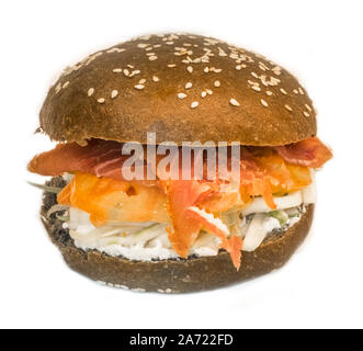 Sandwich Scheiben von rohem Thunfisch, Gemüse und Käse auf weißem Hintergrund Stockfoto