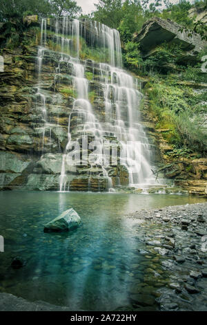 Wasserfall an der Alferello Creek, Alfero, Forlì-Cesena, Emilia Romagna, Italien. Stockfoto