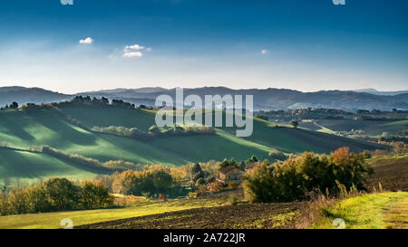 Schatten am Morgen auf den sanften Hügeln zwischen Emilia-Romagna und Marche, Italien. Stockfoto