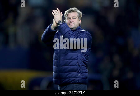 Oxford manager Karl Robinson begrüßt die Fans nach dem Sieg im Elfmeterschießen Carabao Schale, Vierte Runde bei Kassam Stadion, Oxford. Stockfoto