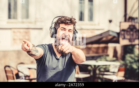 Reifen Hipster mit Bart. Musik Fan. Mit seiner Arbeit zufrieden. Genießen Sie die Musik. Bärtiger Mann. Genießen Sie Arbeit Musik. Ruhig. Stil und Musik ist seine Leidenschaft. Selbstbewusst und schön brutalen Mann. Stockfoto