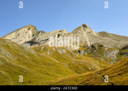 Malerischer Blick auf eine Berglandschaft in den italienischen Alpen mit Pan di Zucchero und Pic d'Asti felsige Gipfel im Sommer, Colle dell'Agnello, Piemont, Italien Stockfoto