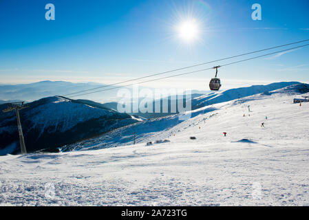 Ski Resort, Skilift Gondel über den Hang, Jasná, Niedrige Tatra Slowakei Stockfoto