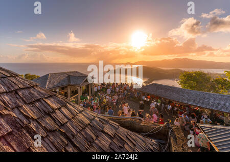 Menschen, die während der berühmten Sunset Party bei Shirley Heights, Antigua, Antigua und Barbuda, Karibik, Westindien Stockfoto