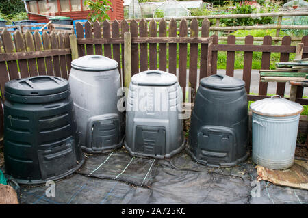 Mischungsortierfächer auf eine Zuteilung für das Recycling von Abfällen der grünen Blätter und Küchenabfälle verwendet Stockfoto