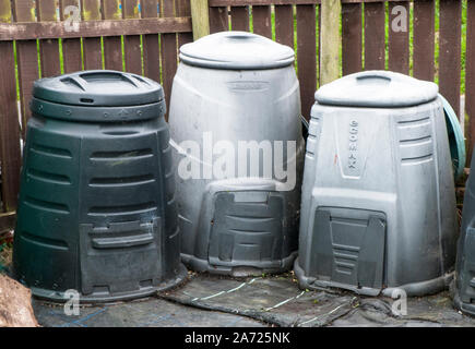 Mischungsortierfächer auf eine Zuteilung für das Recycling von Abfällen der grünen Blätter und Küchenabfälle verwendet Stockfoto