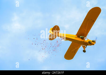 Eine kleine gelbe bi-plane dropping Candy an einem lokalen Halloween Veranstaltung Stockfoto