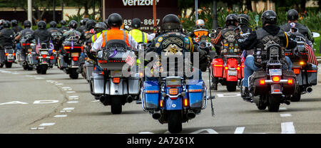 Irvine, CA/USA - 27.10.2019: Letzten Biker auf dem 57-Meile 8. Jährliche verletzte Krieger Wertschätzung Laufen profitieren Krieger-grundlage Freiheit entfernt. Stockfoto