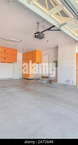 Vertikale innere Leere, moderne Doppel- garage Stockfoto