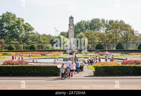 Die Menschen genießen Sie einen sonnigen Tag am Brunnen in der Italienischen Gärten Stanley Park Blackpool Lancashire England Großbritannien Stockfoto