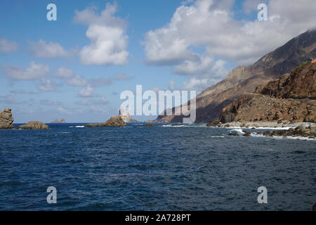 Roques der Norden von Teneriffa vom Strand von Almaciga, in der Nähe von Taganana, in Santa Cruz de Tenerife Stockfoto