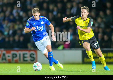 Burton Upon Trent, Großbritannien. 29 Okt, 2019. Marc Albrighton von Leicester City (11) wird gejagt von Oliver Sarkic von Burton Albion (17) Während der EFL Carabao Cup Runde 16 Match zwischen Burton Albion und Leicester City an der Pirelli Stadium, Burton upon Trent, England. Foto von Mick Haynes. Nur die redaktionelle Nutzung, eine Lizenz für die gewerbliche Nutzung erforderlich. Keine Verwendung in Wetten, Spiele oder einer einzelnen Verein/Liga/player Publikationen. Credit: UK Sport Pics Ltd/Alamy leben Nachrichten Stockfoto