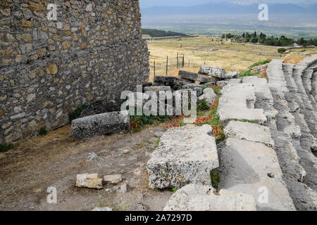 Oben auf den Stufen des Amphitheaters, Steine und Felsbrocken auf dem Hügel. Stockfoto