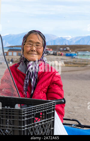 Porträt einer Eskimo - Inuit ältere Frau im Freien in Pond Inlet, Baffin Island, Kanada. Stockfoto