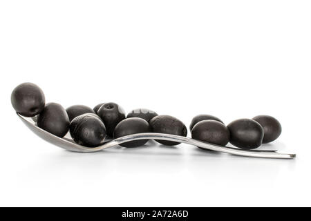 Menge ganze Dose Schwarz Oliv mit Metall Teelöffel auf weißem Hintergrund Stockfoto