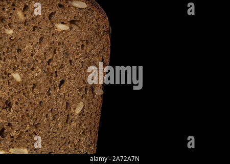 Die eine Hälfte von frisch gebackenem Brot auf schwarzem Glas isoliert Stockfoto