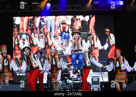 Ukrainische Jugend Menschen in Trachten, nehmen an der Ukrainischen Festival in Montreal. Künstlerische Gruppen von Tänzern aus der Ukraine und Kanada ein Stockfoto