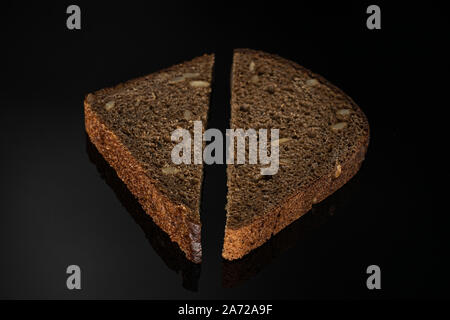 Gruppe von zwei Schichten von frisch gebackenem Brot auf schwarzem Glas Stockfoto