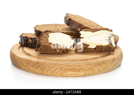 Gruppe von 5 Scheiben dunkles Brot mit Butter auf Bambus Platte auf weißem Hintergrund Stockfoto