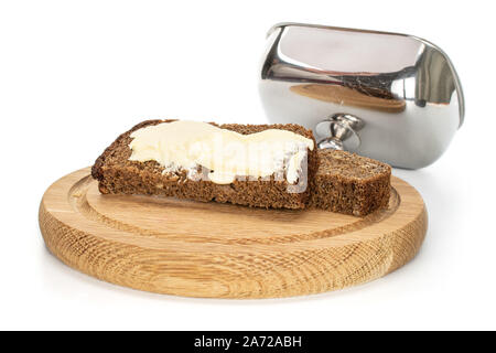 Gruppe von zwei Scheiben Brot mit Butter der Dunklen auf Bambus Platte und butterdose auf weißem Hintergrund Stockfoto