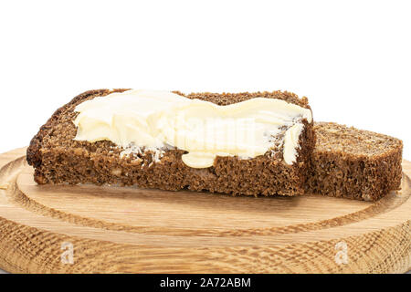 Gruppe von zwei Scheiben Brot mit Butter der Dunklen auf Bambus Platte auf weißem Hintergrund Stockfoto
