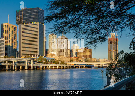Moderne Stadt, in einem sonnigen Tag auf der anderen Seite des Flusses, Brisbane, Queensland, Australien Stockfoto